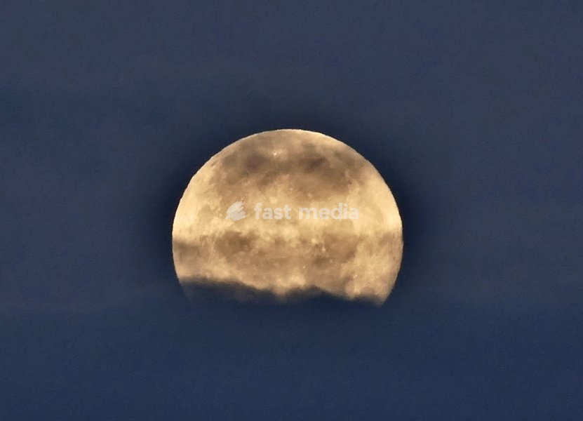 Th Hunter’s Moon visible at daybreak