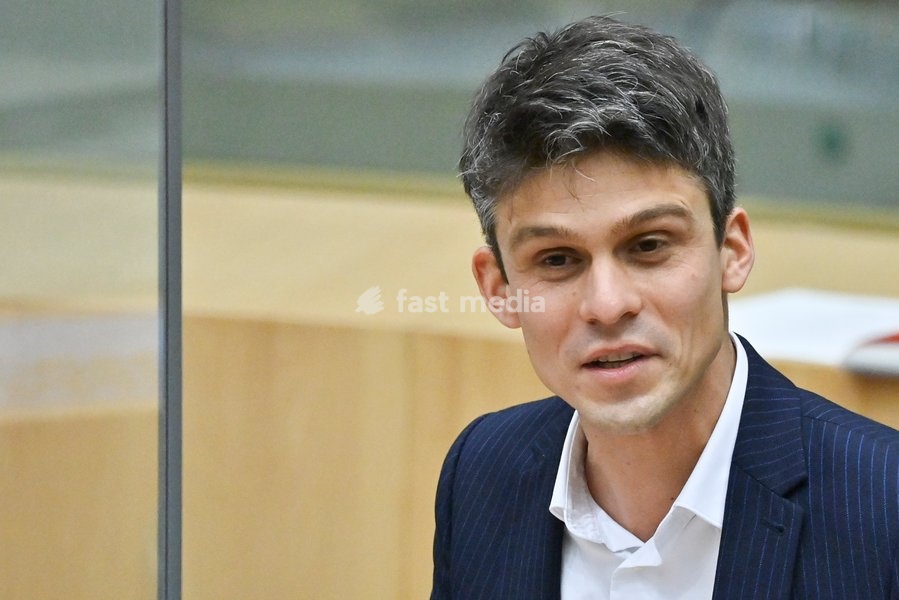 Flemish Minister for Youth, Media and Brussels Affairs Benjamin Dalle pictured during a plenary session of the Flemish Parliament in Brussels, Wednesday 09 February 2022