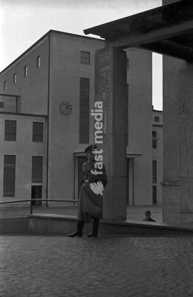 Offiziere vor der Aerodynamischen Versuchsanstalt in Göttingen, Deutschland 1930er Jahre. Officers at the aerodynamic research centre at Goettingen, Germany 1930s