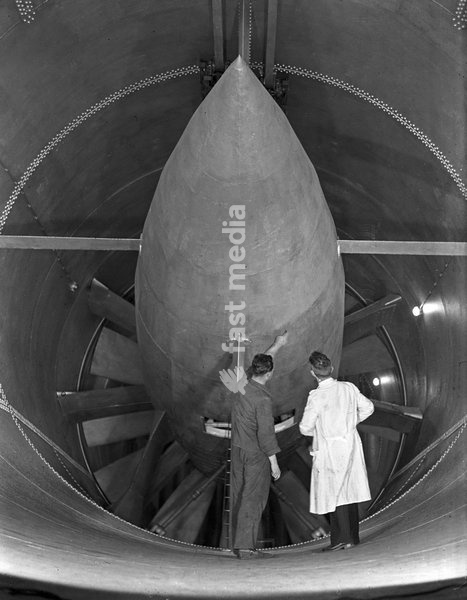 In der Aerodynamische Versuchsanstalt in Göttingen, Deutschland 1930er Jahre. At the aerodynamic research centre at Goettingen, Germany 1930s