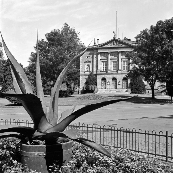 Blick auf das Deutsche Theater in Göttingen, Deutschland 1930er Jahre. View to the Deutsches Theater theatre at Goettingen, Germany 1930s