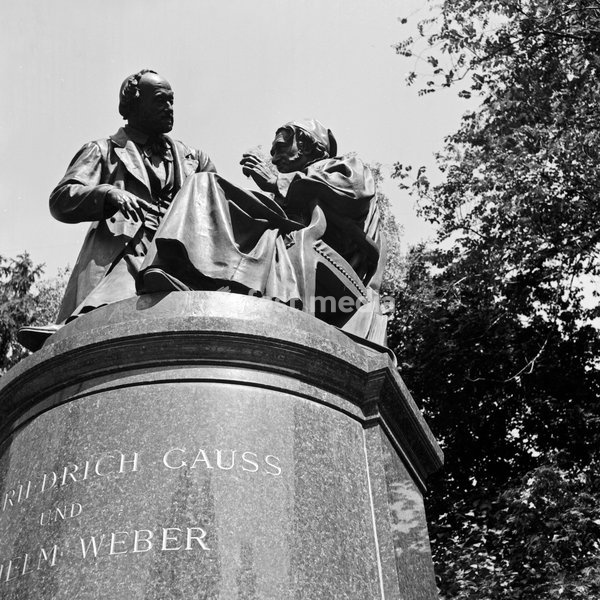 Das Gauss Weber Denkmal in der Innenstadt von Göttingen, Deutschland 1930er Jahre. The monument for Gauss and Weber at the city of Goettingen, Germany 1930s