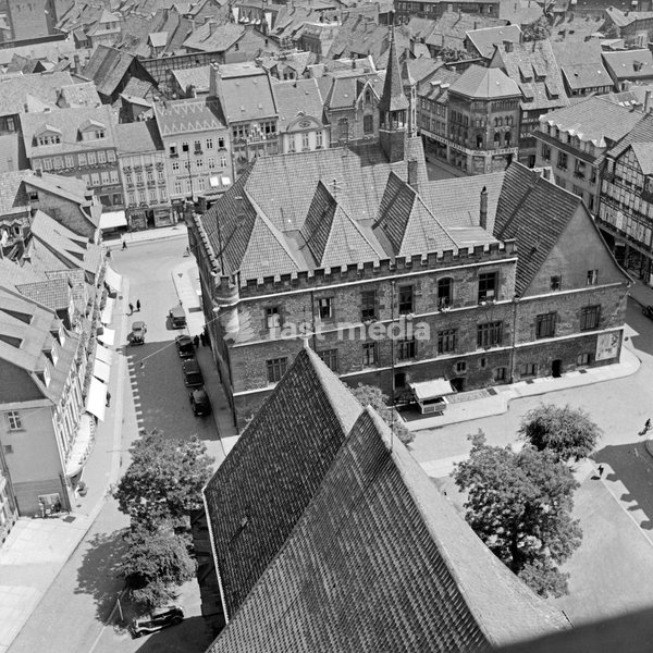 Blick auf das Alte Rathaus in der Altstadt von Göttingen, Deutschland 1930er Jahre. Aerial view to the old city hall and the old city of Goettingen, Germany 1930s