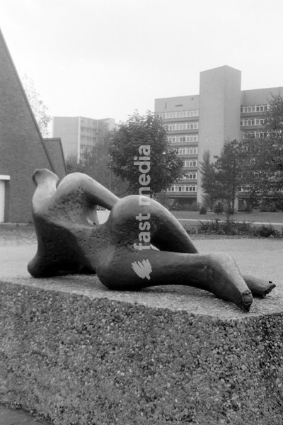 Eingang zur Akademie der Künste im Hanseatenweg mit der Skulptur "Liegende" von Henry Moore in Berlin, Deutschland 1962. Entrance to the Academy of Art at Hanseatenweg and the scultpure "Liegende" by Henry Moore at Berlin, Germany 1962
