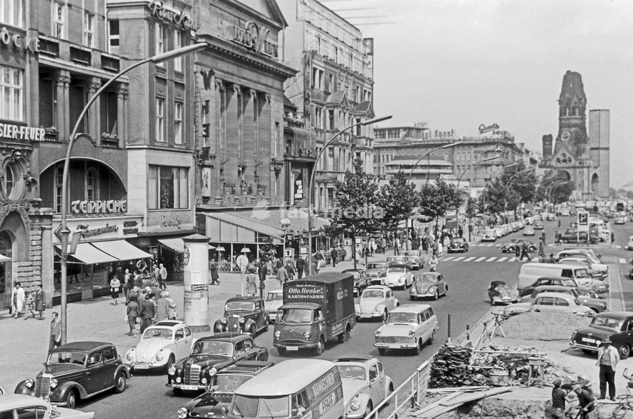 Blick vom Kurfürstendamm auf der Höhe von Haus Wien auf die Kaiser Wilhelm Gedächtniskirche in Berlin, Deutschland 1961. View from Kurfuerstendamm avenue near Haus Wien to Kaiser Wilhelm Memorial church at Berlin, Germany 1961