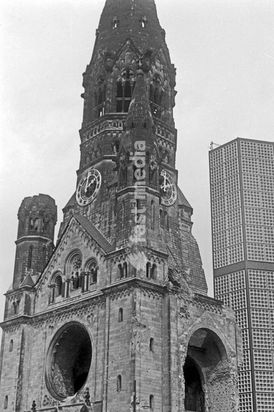 Die Kaiser Wilhelm Gedächtniskirche in Berlin, Deutschland 1961. Kaiser Wilhelm Memorial church at Berlin, Germany 1961