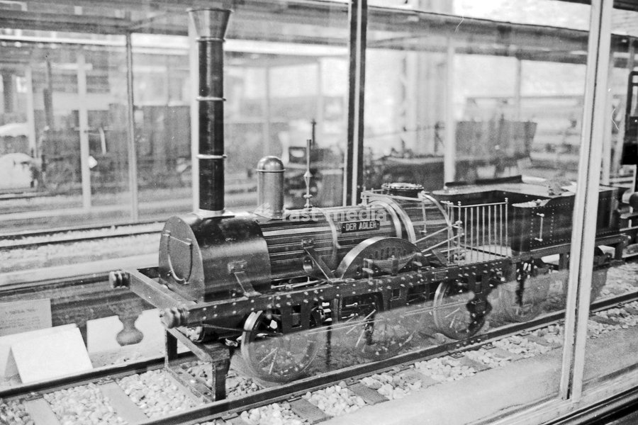 "Der Adler", die erste deutsche Eisenbahn, im Eisenbahnmuseum am ehemaligen Berlin Hamburger Bahnhof, Deutschland 1984. Model of the first German railway train at the railway museum of the former Berlin Hamburg railway station, Germany 1984