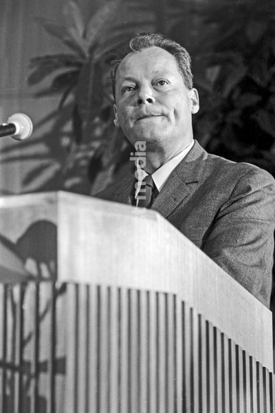 Der regierende Bürgermeister von Berlin, Willy Brandt, als Redner beim 13. Kongress des Internationalen Bundes der Privatangestellten in Berlin, Deutschland 1961. Berlin's mayor Willy Brandt delivering a speech at the 13th International congress of the Confederation of Private Employees at Berlin,…
