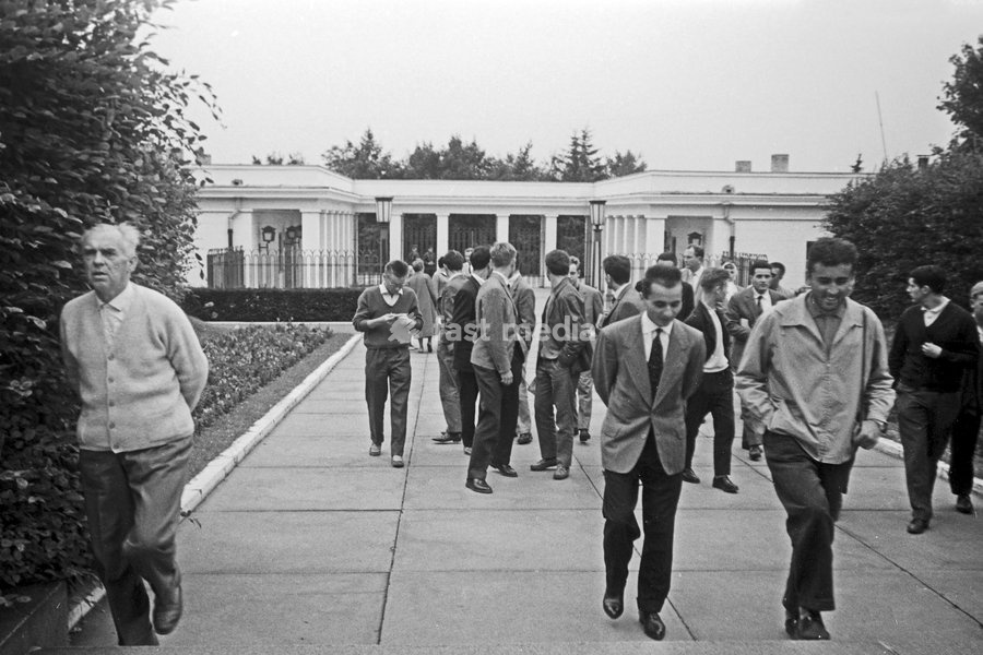 Besuchergruppe am Gebäude hinter dem Sowjetischen Ehrenmal in Berlin Tiergarten, Deutschland 1961. Sightseeing group at the building behind the Soviet War Memorial at Berlin Tiergarten, Germany 1961