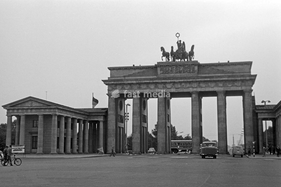 Das Brandenburger Tor in Berlin zwei Wochen vor dem Mauerbau, Deutschland 1961. Brandenburg gate at Berlin, two weeks before the wall was built, Germany 1961