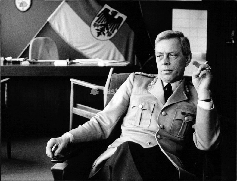 General Hubertus Senff, MAD-Chef, in seinem Büro in Köln