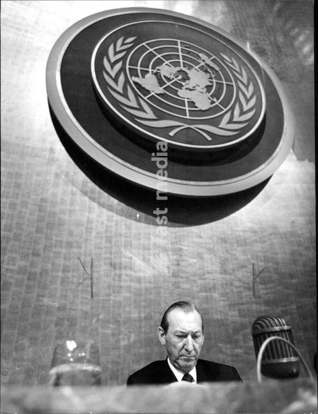 Der ehemalige UN-Generalsekretär Kurt Waldheim am Podium