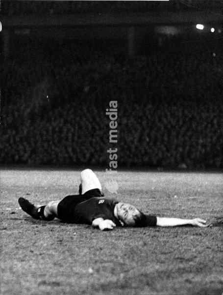 Uwe Seeler, deutscher Fußballspieler, verletzt am Boden