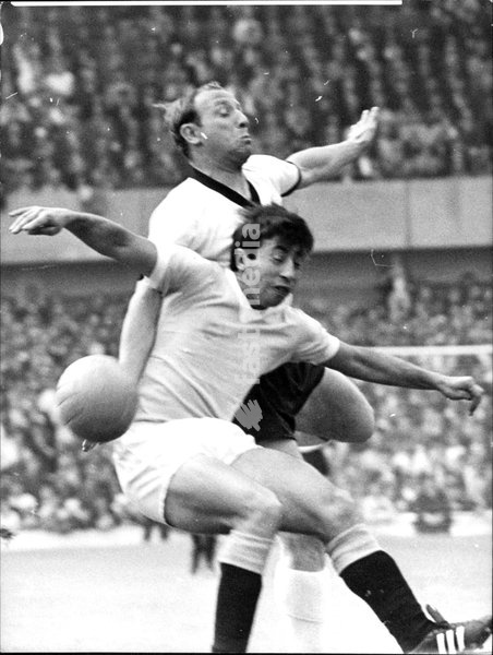 Duell zwischen Uwe Seeler, deutscher Fußballspieler