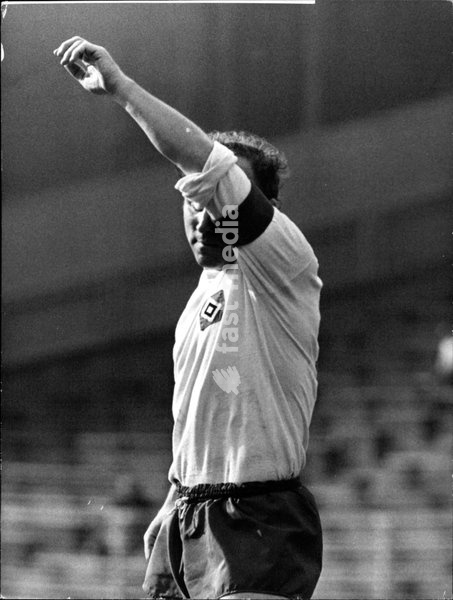 Uwe Seeler hat das Spiel satt und schwitzt