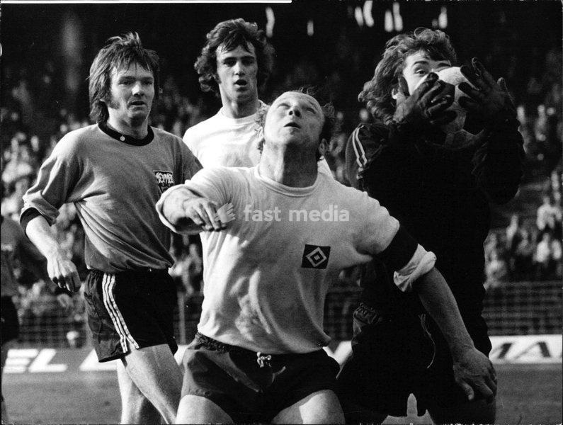 Uwe Seeler, Egon Coordes, Gerhard Heinze Zum letzten Mal stand Uwe Seeler für den HSV im Mittelpunkt des Geschehens B;ockiert von Coordes und Heinze bleibt ihm auf unserem Bild allerdings das