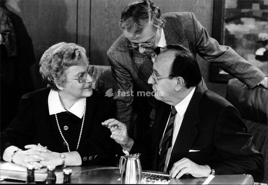 Die Fotografie zeigt den Bundesaußenminister Hans-Dietrich Genscher, den Kanzleramtsminister Rudolf Seiters und die Ministerin für innerdeutsche Beziehungen, Dorothee Wilms, bei einer Sitzung des Bundeskabinetts im Oktober 1989
