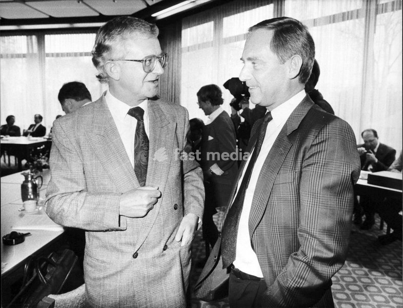 Die Fotografie zeigt Rudolf Seiters und seinen Vorgänger im Amt des Kanzleramtsministers, Wolfgang Schäuble