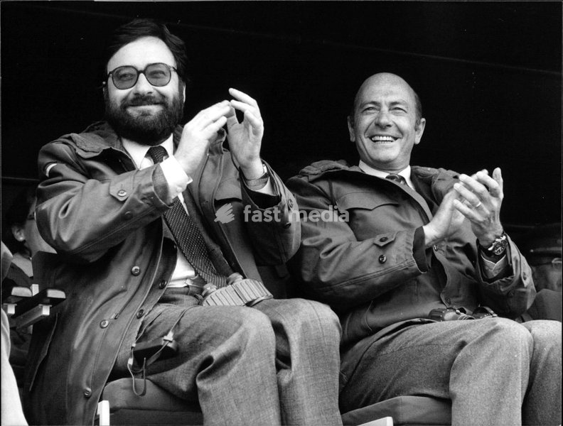 Das Bild zeigt Spaniens Verteidigungsminister Narcís Serra und Manfred Wörner während einer Waffenschau
