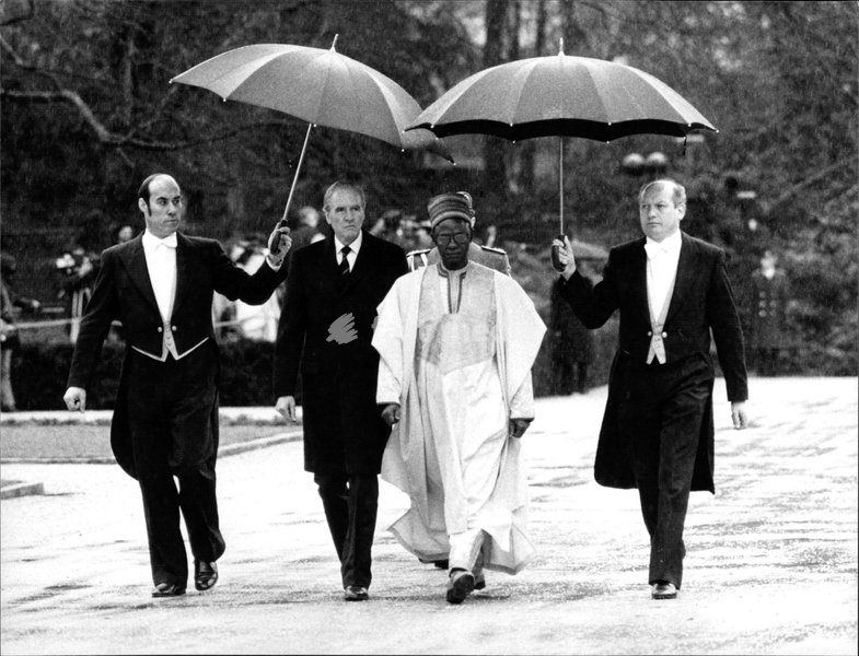 Präsident der Bundesrepublik Nigeria Aliyu Shagari (2. v. r.) wird am 18.03.82 von Bundespräsident Karl Carstens (2. v. l.) empfangen