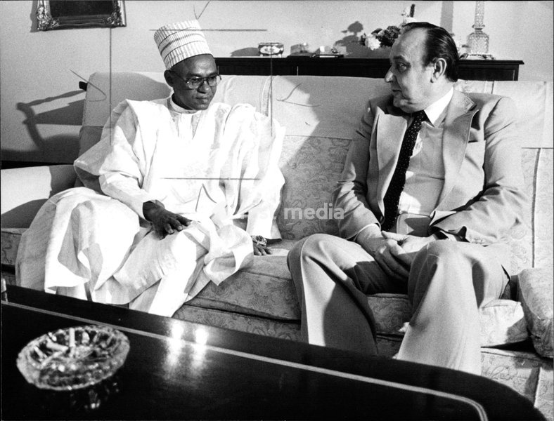 Präsident der Bundesrepublik Nigeria Aliyu Shagari (l.) mit Auﬂenminister Hans-Dietrich Genscher bei den Unabhängigkeitsfeiern in Simbabwe