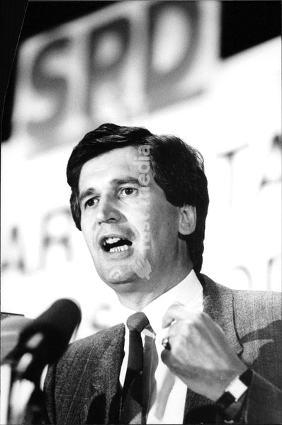 Das Foto zeigt Klaus Wedemeier bei einer Rede