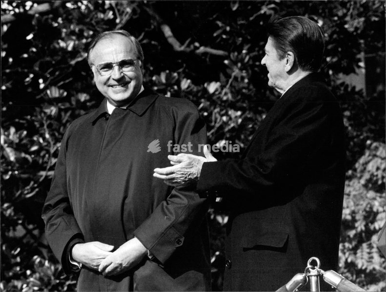 Fotografie des US-Präsidenten Ronald Reagan (r.) und des Bundeskanzlers Helmut Kohl