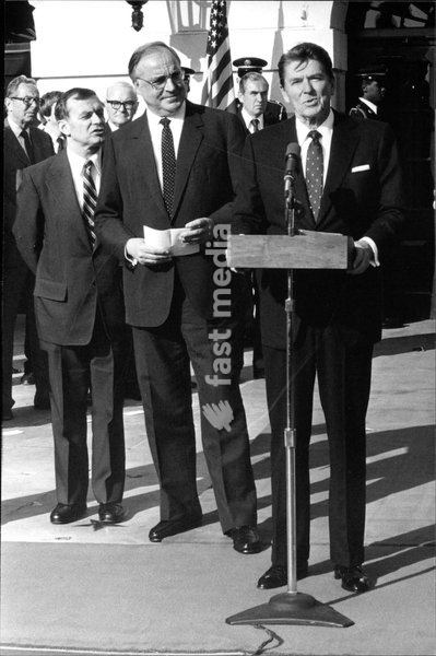Fotografie des deutschen Bundeskanzlers Helmut Kohl (l.) und des US-Präsidenten Ronald Reagan in Washington D.C