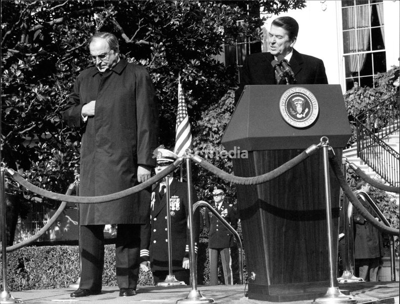 Fotografie des deutschen Bundeskanzlers Helmut Kohl (l.) und des US-Präsidenten Ronald Reagan in Washington D.C