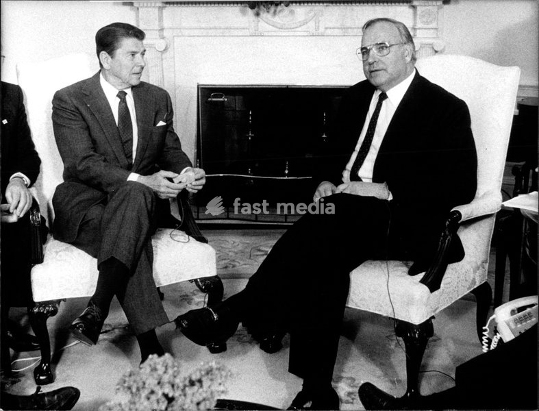 Fotografie des US-Präsidenten Ronald Reagan (l.) und des Bundeskanzlers Helmut Kohl