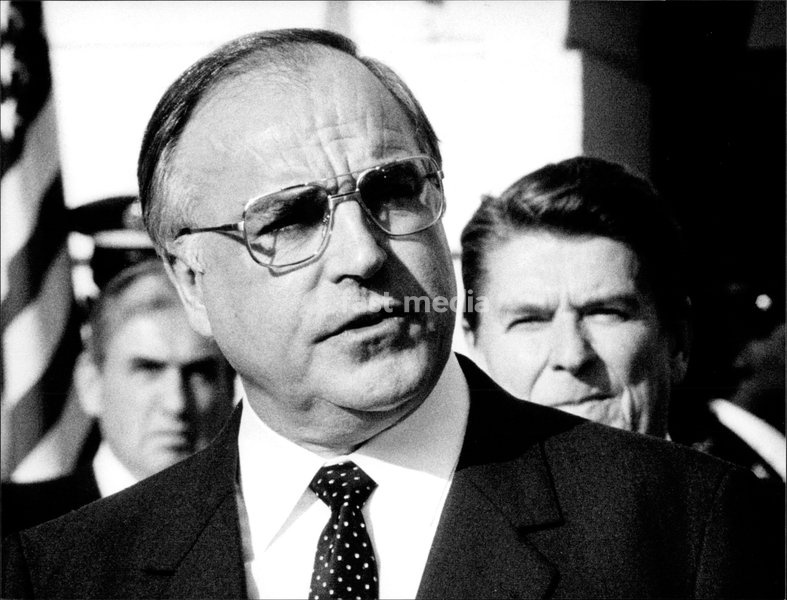 Fotografie des US-Präsidenten Ronald Reagan (r.) und des Bundeskanzlers Helmut Kohl