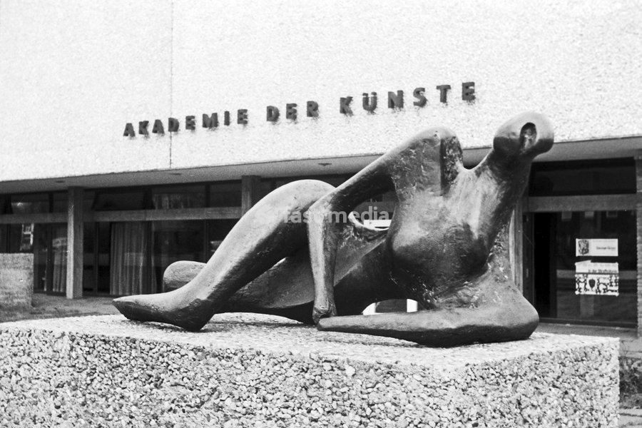 Eingang zur Akademie der Künste im Hanseatenweg mit der Skulptur "Liegende" von Henry Moore in Berlin, Deutschland 1962. Entrance to the Academy of Art at Hanseatenweg and the scultpure "Liegende" by Henry Moore at Berlin, Germany 1962