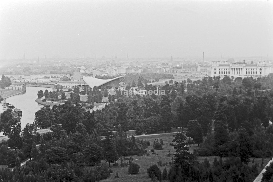 Blick von der Besucherplattform der Siegessäule auf die Altonaer Straße in Richtung Hansaviertel in Berlin, Deutschland 1961. View from the platform at Berlin Siegessaeule to Altonaer Strasse street in direction to Hansaviertel quarter, Germany 1961