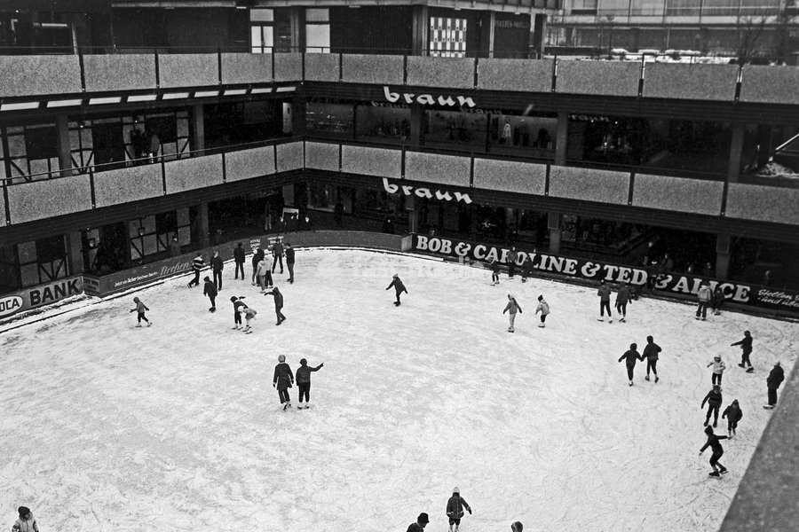 Leute haben Spaß auf einer Eisbahn in Berlin, Deutschland 1970. People enjoying their spare time in an ice rink at Berlin, Germany 1970