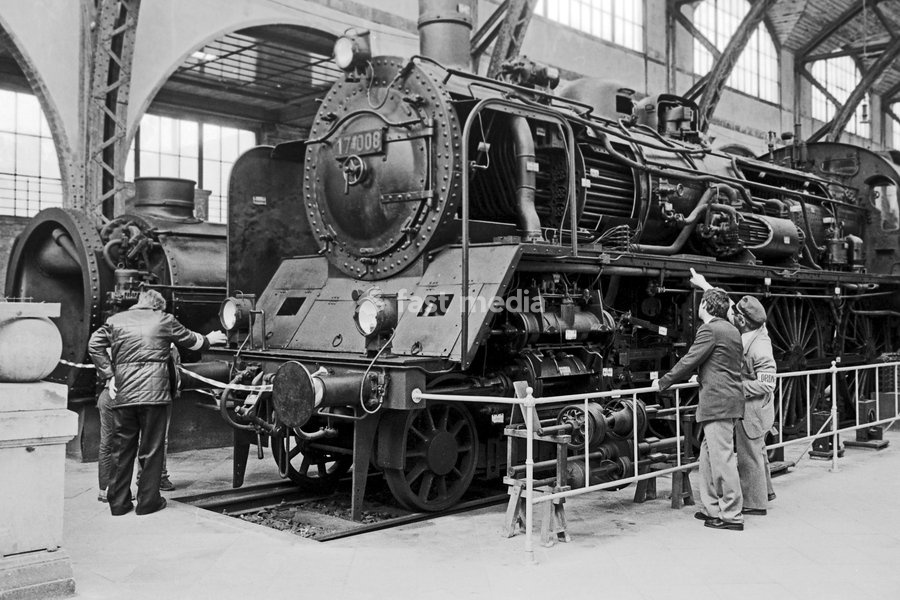 Preußische P 8 Dampflokomotive im Eisenbahnmuseum am ehemaligen Berlin Hamburger Bahnhof, Deutschland 1984. Prussian P 8 steam locomotive at the railway museum of the former Berlin Hamburg railway station, Germany 1984