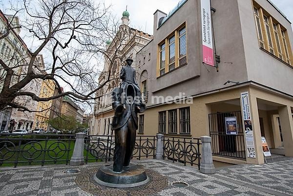 Franz Kafka statue, behind it Spanish Synagogue, Prague, Czech Republic