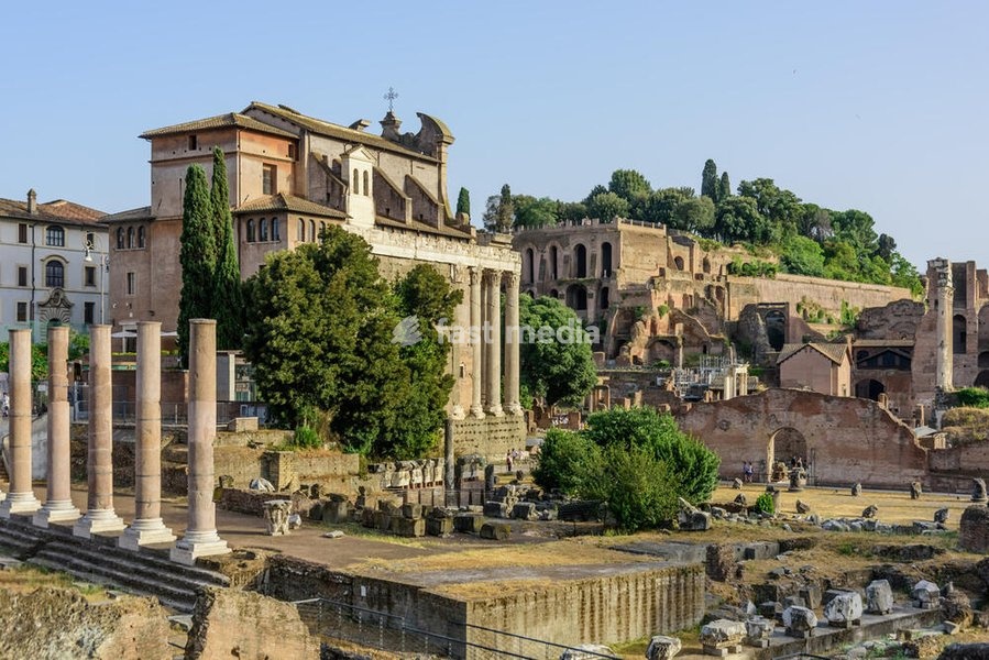 Rom, Forum Romanum, Tempel des Antoninus Pius und der Faustina // Rome, Forum Romanum, Tempio di Antonino e Faustina Der Tempel des Antoninus Pius und der Faustina ist ein antikes Bauwerk in Rom. Er steht am nördlichen Rand des Forum Romanum, unmittelbar östlich der Basilica Aemilia, und ist dank…