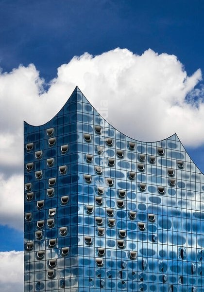 Elbphilharmonie, Detail der Glasfassade mit Wolken, Hafencity, Hamburg, Deutschland, Europa