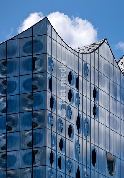 Elbphilharmonie, Detail der Glasfassade mit Wolke, Hafencity, Hamburg, Deutschland, Europa