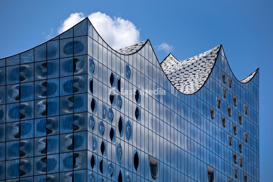Elbphilharmonie, Detail der Glasfassade mit Wolke, Hafencity, Hamburg, Deutschland, Europa
