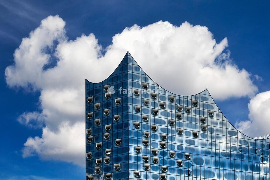 Elbphilharmonie, Detail der Glasfassade mit Wolken, Hafencity, Hamburg, Deutschland, Europa