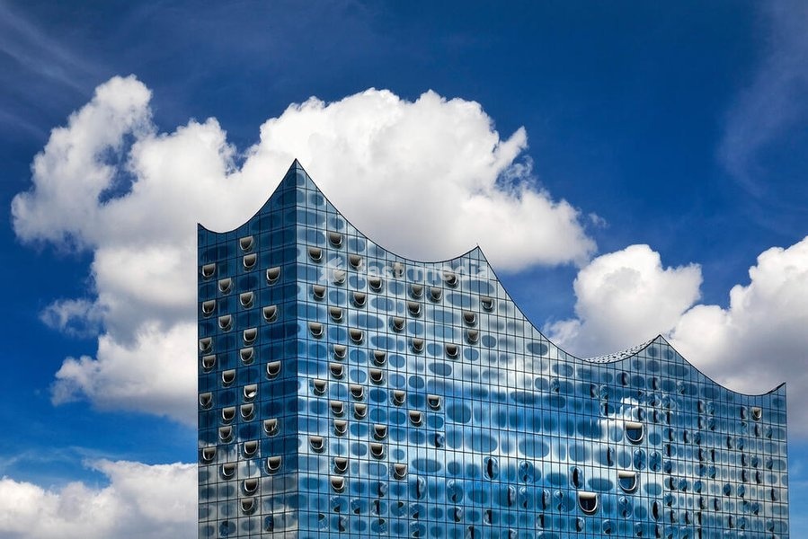 Elbphilharmonie, Detail der Glasfassade mit Wolken, Hafencity, Hamburg, Deutschland, Europa