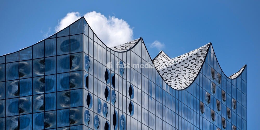 Elbphilharmonie, Detail der Glasfassade mit Wolke, Hafencity, Hamburg, Deutschland, Europa