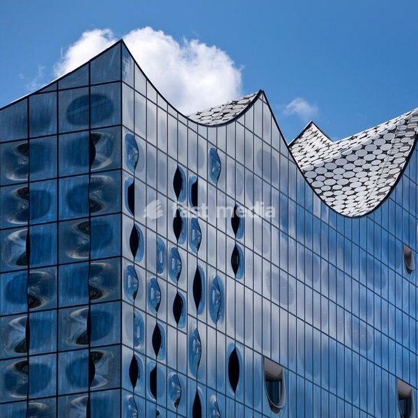 Elbphilharmonie, Detail der Glasfassade mit Wolke, Hafencity, Hamburg, Deutschland, Europa