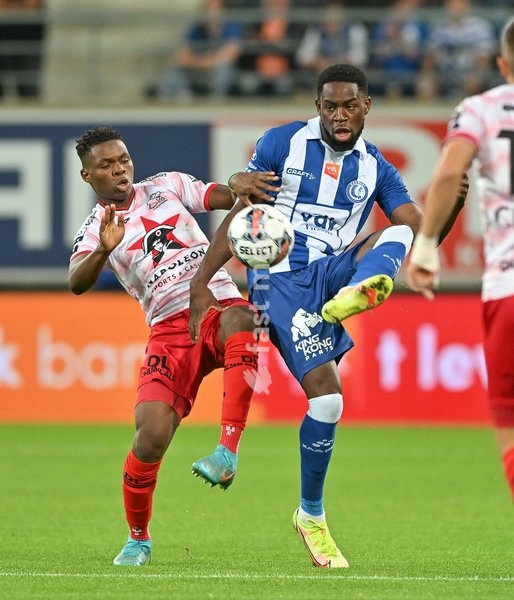 Essevee's Mamadou Sangare and Gent's Jordan Torunarigha fight for the ball during a soccer match between KAA Gent and SV Zulte Waregem, Sunday 11 September 2022 in Gent, on day 8 of the 2022-2023 'Jupiler Pro League' first division of the Belgian championship