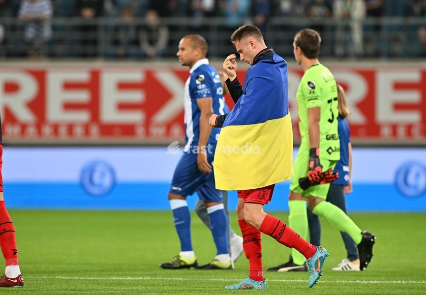 Essevee's Oleksandr Drambaiev wearing a flag of Ukraine ahead of a soccer match between KAA Gent and SV Zulte Waregem, Sunday 11 September 2022 in Gent, on day 8 of the 2022-2023 'Jupiler Pro League' first division of the Belgian championship