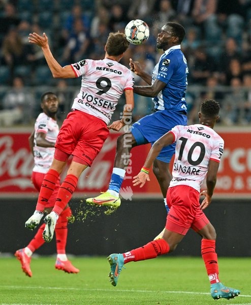 Essevee's Jelle Vossen and Gent's Michael Ngadeu fight for the ball during a soccer match between KAA Gent and SV Zulte Waregem, Sunday 11 September 2022 in Gent, on day 8 of the 2022-2023 'Jupiler Pro League' first division of the Belgian championship