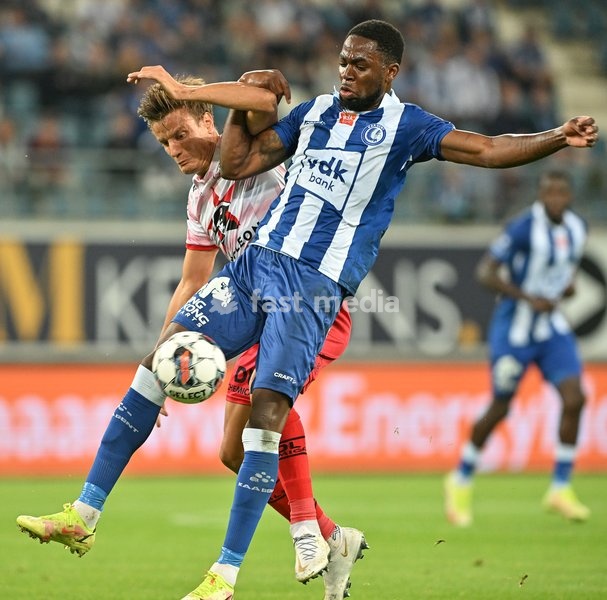 Essevee's Jelle Vossen and Gent's Jordan Torunarigha fight for the ball during a soccer match between KAA Gent and SV Zulte Waregem, Sunday 11 September 2022 in Gent, on day 8 of the 2022-2023 'Jupiler Pro League' first division of the Belgian championship