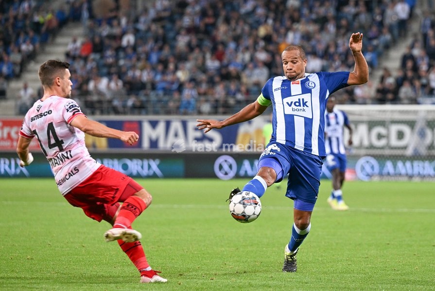 Essevee's Alessandro Ciranni and Gent's Vadis Odjidja-Ofoe fight for the ball during a soccer match between KAA Gent and SV Zulte Waregem, Sunday 11 September 2022 in Gent, on day 8 of the 2022-2023 'Jupiler Pro League' first division of the Belgian championship