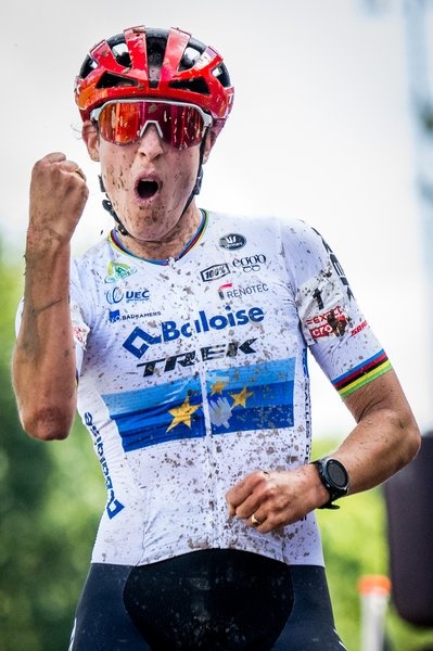 Dutch Lucinda Brand celebrates as she crosses the finish line to win the women's elite race of the 'Berencross Meulebeke' cyclocross cycling event, race 3/8 in the 'Exact Cross' competition, Saturday 01 October 2022 in Meulebeke